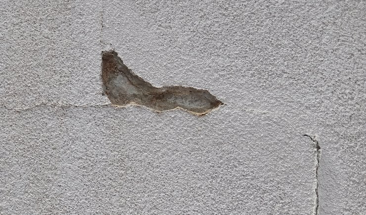 Close up of step cracks in Gainesville, Virginia