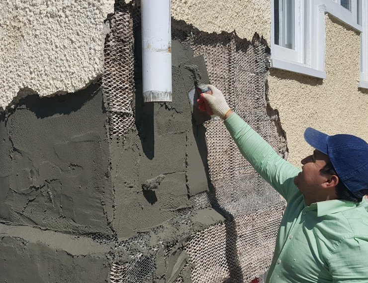 The gap between the stucco and the foundation forms a drip edge in Washington, DC.