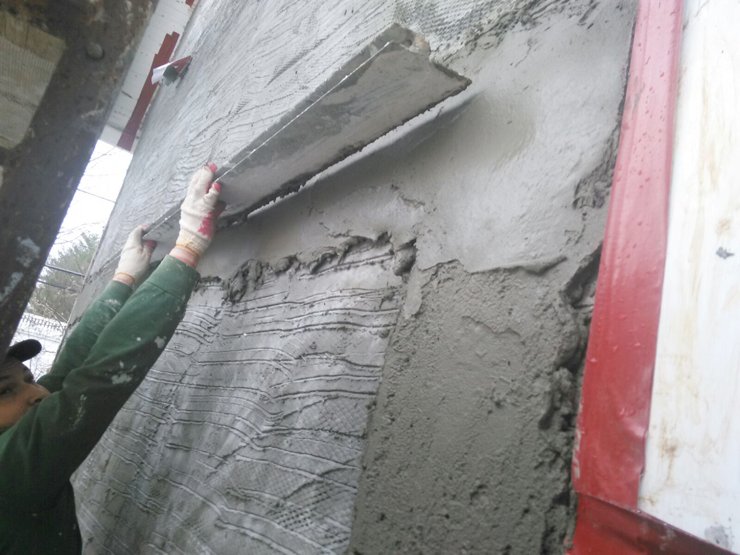 a screed is set with brown mortar for interior plaste
