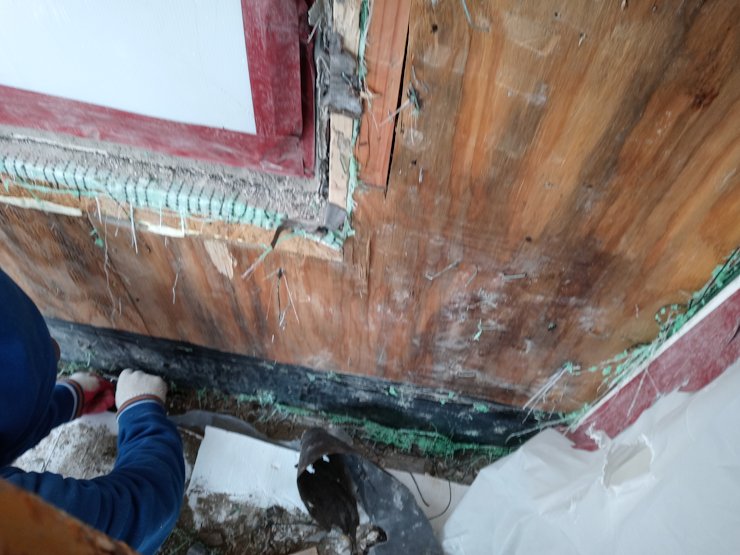 Note the water streaking on the plywood sheathing.