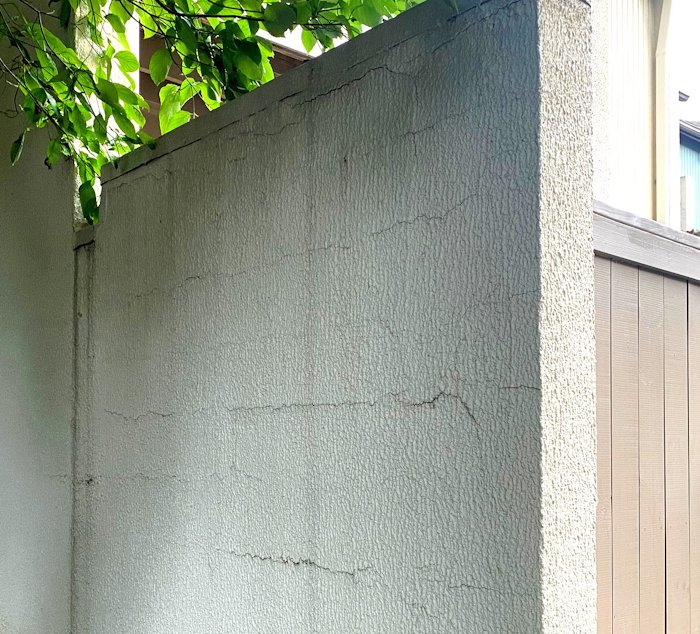 Bad coping cracks stucco wall