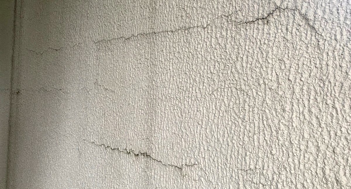 Badly cracked stucco in Reston, Virginia