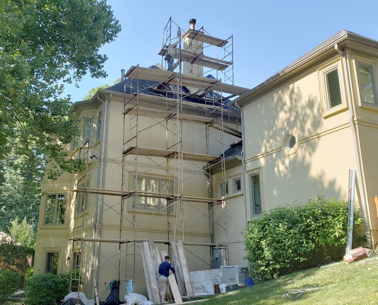 Scaffold-for-stucco-chimney-in-Great-Falls,Virginia.