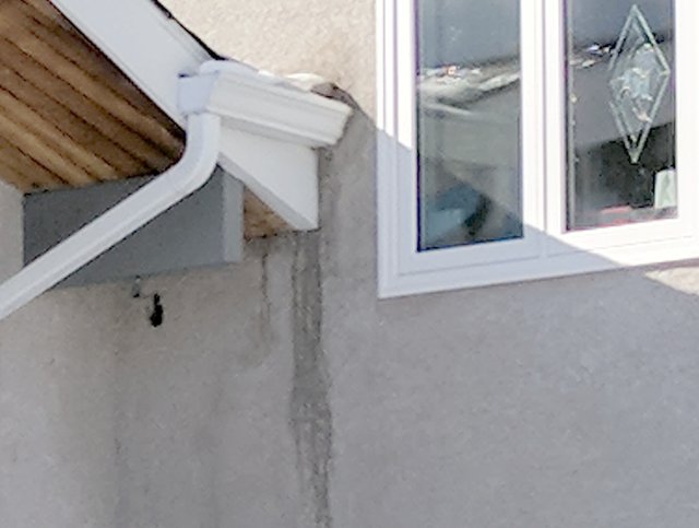 Leaking roof lacks counter flashing for stucco.